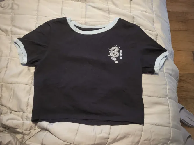 ?T-shirt Cropped Ringer Preta com Estampa de Dragão Oriental