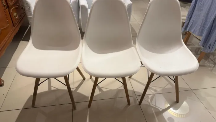 Cadeira Charles Eames branca