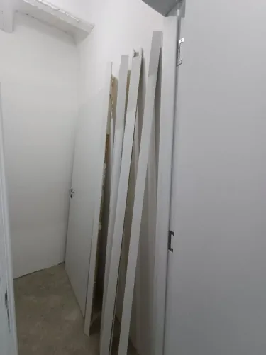 Porta Branca abre para DIREITA .