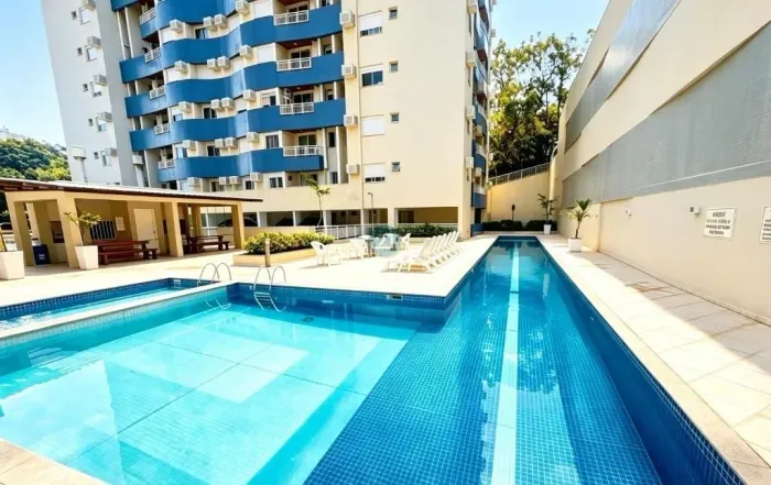Alugo apartamento mobiliado com 03 quartos (1 suíte), 01 garagem, no bairro Itacorubi, Flo