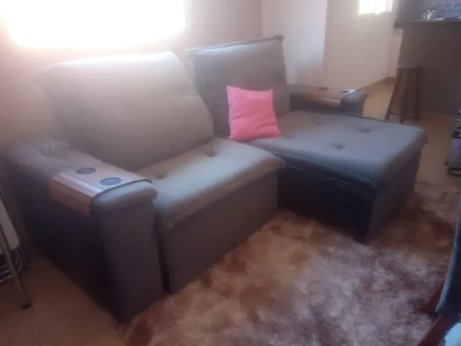 Sofá retrátil cinza lindo