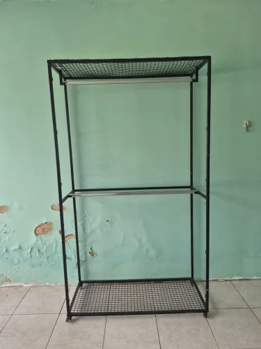 Arara de Roupas Alta com Prateleira Dupla