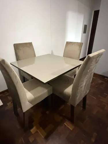 Mesa linda com cadeiras