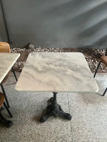 Mesa vintage com tampo de pedra/mármore e base de ferro fundido
