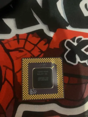 Processador Intel Pentium (modelo A80502-133).