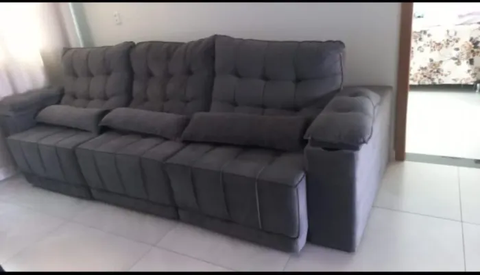 Sofá, poltronas e geladeira