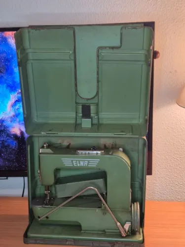 Antiga Máquina de costura Elna anos 40