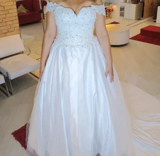 Vestido de Noiva Princesa Luxuoso com Pedrarias e Bordados - Impecável!