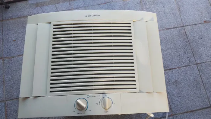 Vendo ar condicionado de janela 7.500 btus 220vts tudo funcionando e garantia