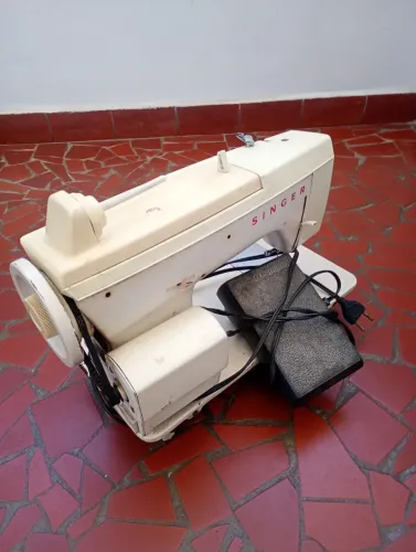 Máquina de costura Singer Facilita Master usada