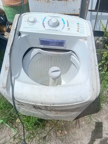 Máquina de lavar Electrolux e um micro-ondas também Electrolux para retirada de peças
