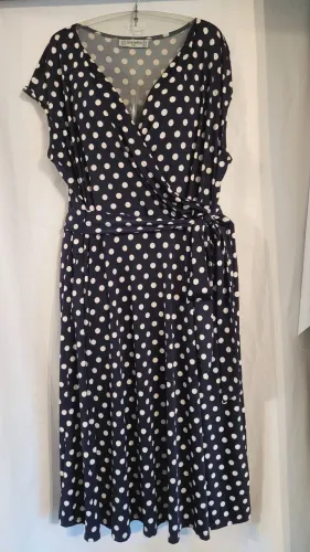 Vestido em poá azul e branco, malha encorpada, trespasse no busto, tamanho GG
