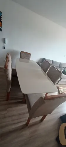 Mesa de Jantar 6 Lugares com Tampo de Vidro e Cadeiras Estofadas
