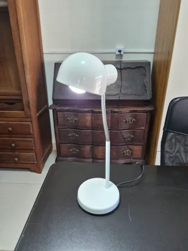Luminária de mesa articulada