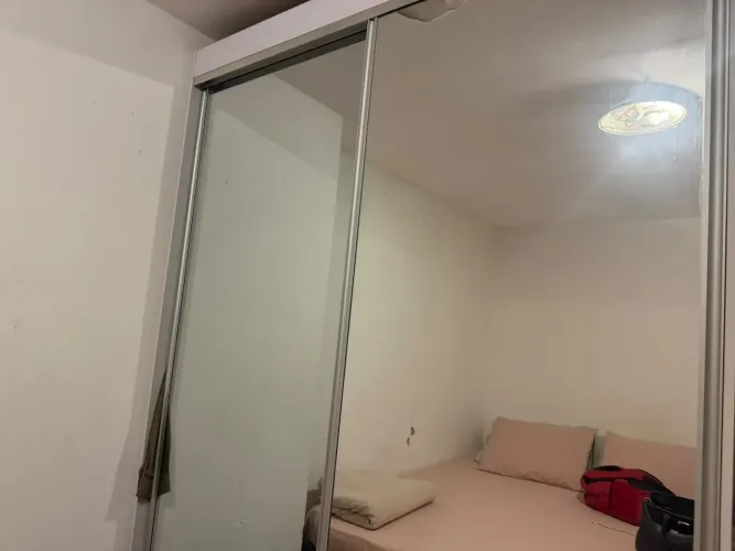 Guarda roupa com espelho