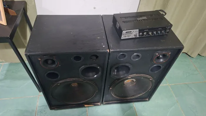 Par de Caixas de Som + Amplificador