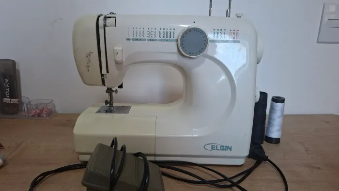 Máquina de costura Elgin