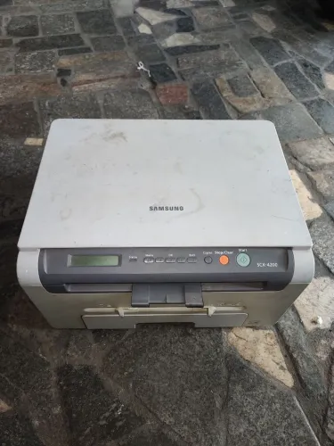 Impressora Samsung scx 4200 carcaça completa liga mas o papel trava na hora de imprimir