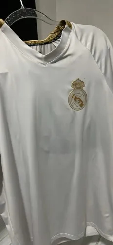 Camisa Real Madrid Branca com Detalhes Dourados - Escudo em Relevo