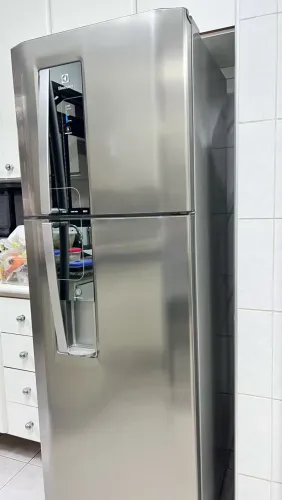 Geladeira Electrolux com água na porta