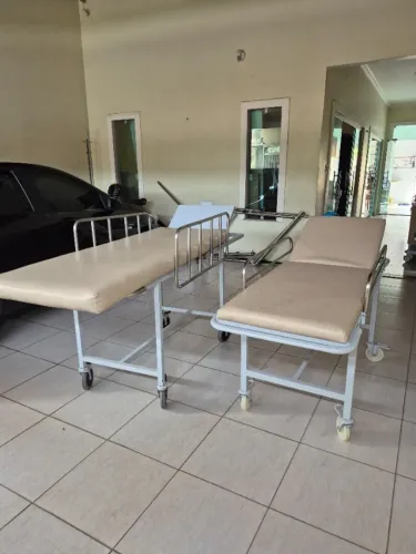 Maca de ferro reclináveis com rodinhas e freios.