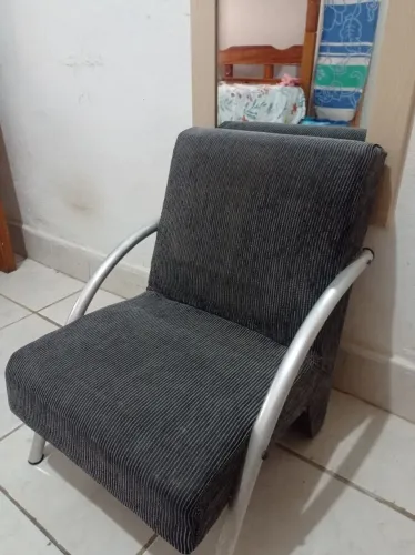 Poltrona decorativa com braço de alumínio