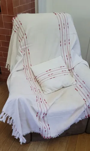 Manta e almofada Westing com detalhes em vermelho