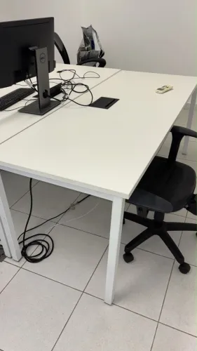 2 mesas de escritório grandes