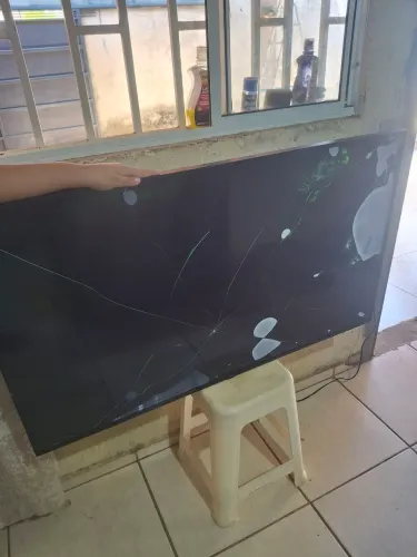 Smart tv LG de 50 polegadas com a tela quebrada