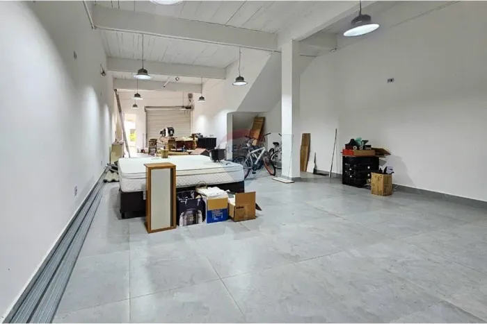 Salão comercial com 100m² para locação definitiva