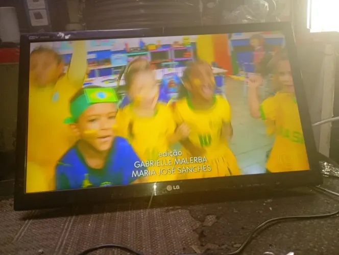 Vendo tv monitor 28 polegadas com conversor digital integrado obs. Não e smartv R$ 500,00