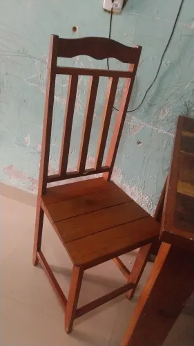 Vendo mesa de angelim com 4 cadeiras, todas em ótimo estado.