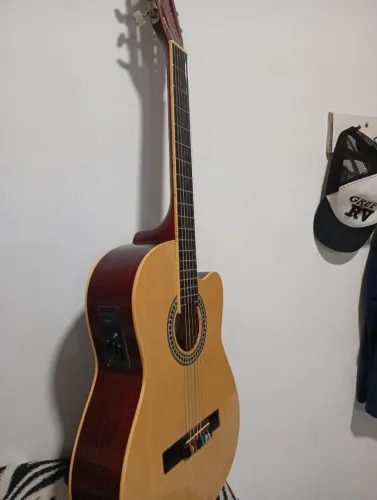 Um violão semenovo de marca , Mempkis