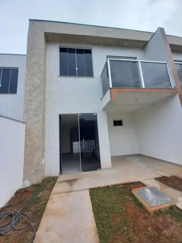 Linda casa geminada com entrada independente no Bairro Letícia