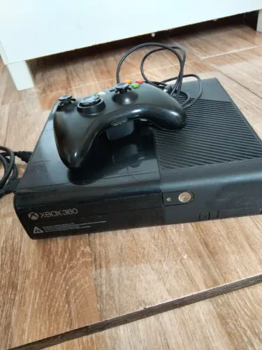 Xbox 360 com 4 jogos