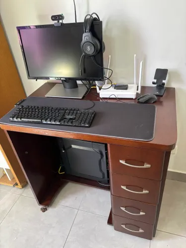 Mesa de escritório em madeira