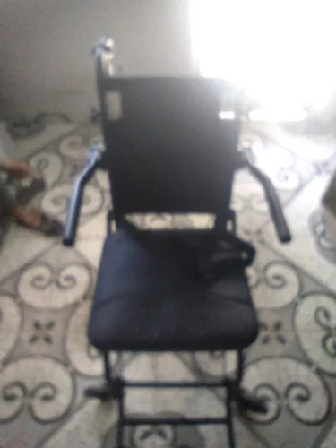 Vendo cadeira de roda semi nova com 3 meses de uso .