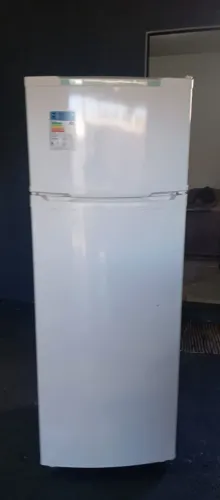 Geladeira 110 wolts usada mais funcionando muito bem e conservada