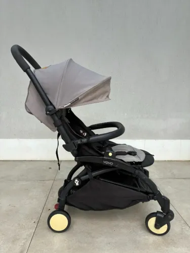 Carrinho de bebê YoYo Babyzen com todos os acessórios