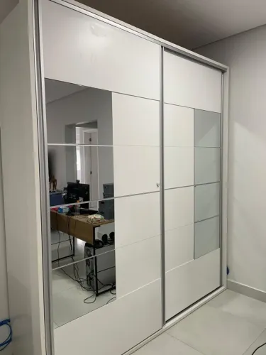 Guarda-Roupa Rudnick Branco com Espelhos nas Portas Grande e Forte em MDF