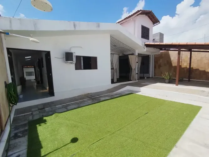 JB CASA EM PONTA NEGRA COM 5 QUARTOS SENDO 3 SUÍTES MEDINDO 244m².