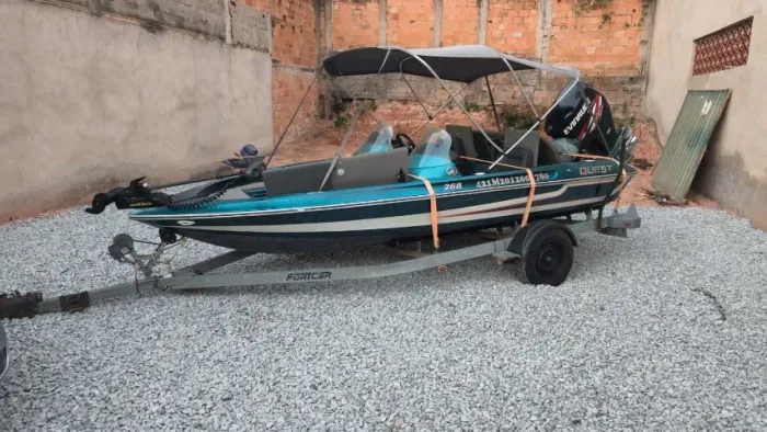 Barco Bassboat Quest 268 com Evinrude 150HP e apenas 460Hs
