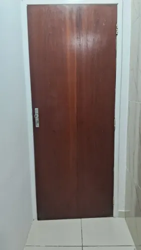Vendo porta Ipe semi-nova já com a fechadura, 80 de largura e 2,10 de altura