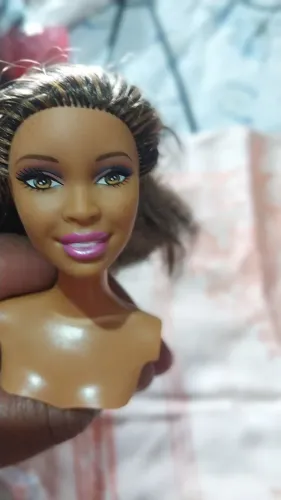 Busto com cabeça de boneca barbie