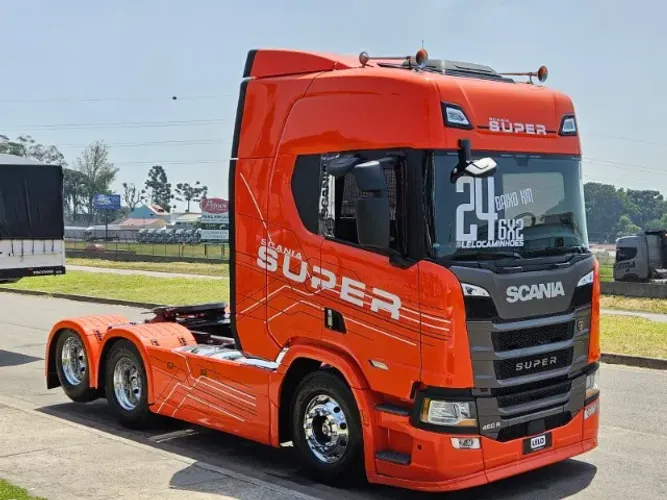 Scania R460 SUPER Tração 6x2 Ano 2024 Baixo km 199 mil km Farol de teto Geladeira 
