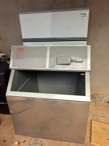 Máquina de gelo em cubos