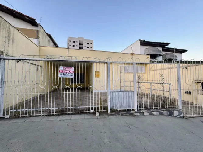 Casa com 3 dormitórios à venda, 209 m² por R$ 650.000,00 - Vila Paraíba - Guaratinguetá/SP
