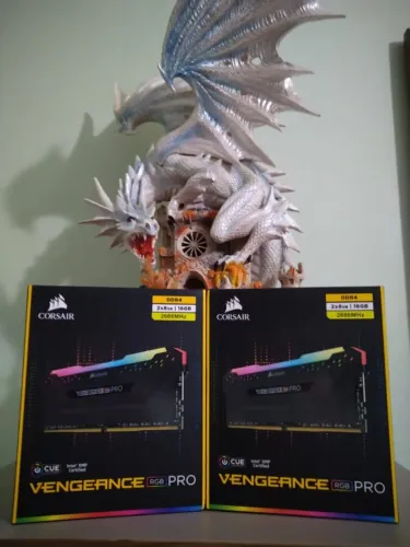 Memórias DDR4 16GB 2x 8GB Corsair 2666Mhz Lacradas