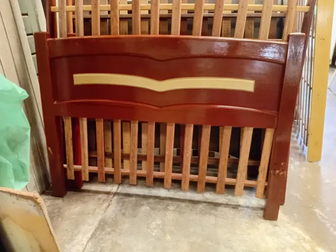 Cama de casal de madeira