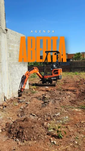 Escavação com a mini escavadeira e perfuração de brocas de até 3 metros